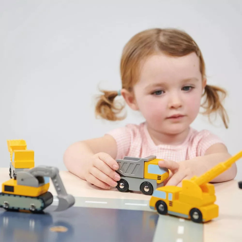 Bambina gioca con i Veicoli da Costruzione Mentari