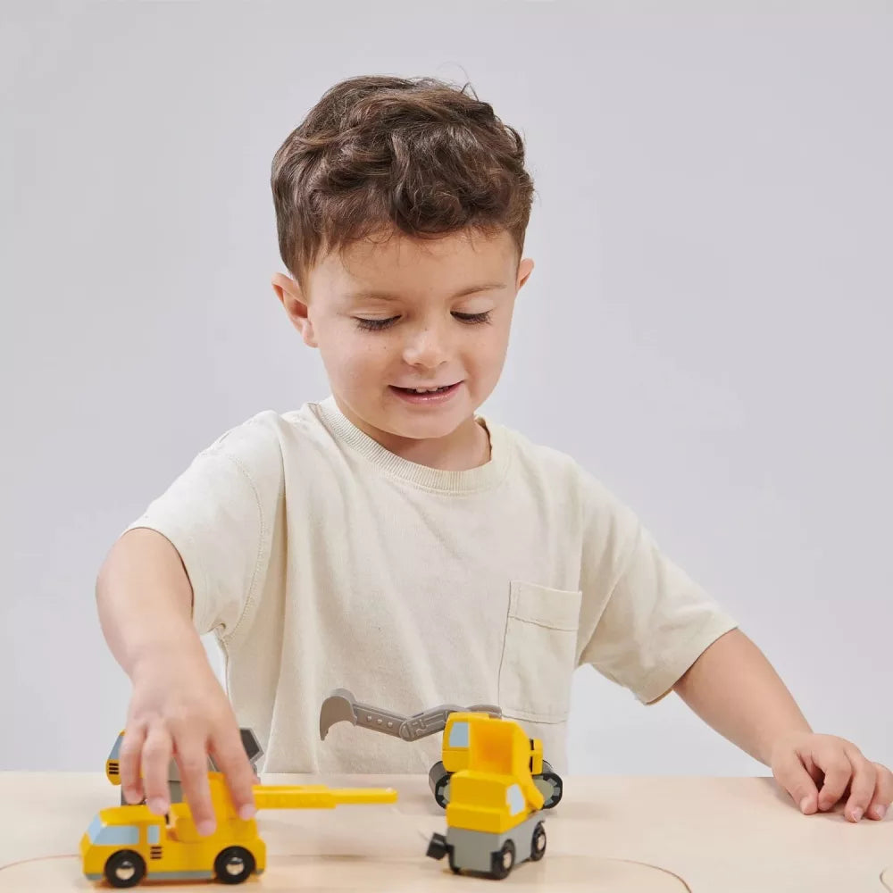Bambino gioca con i Veicoli da Costruzione Mentari