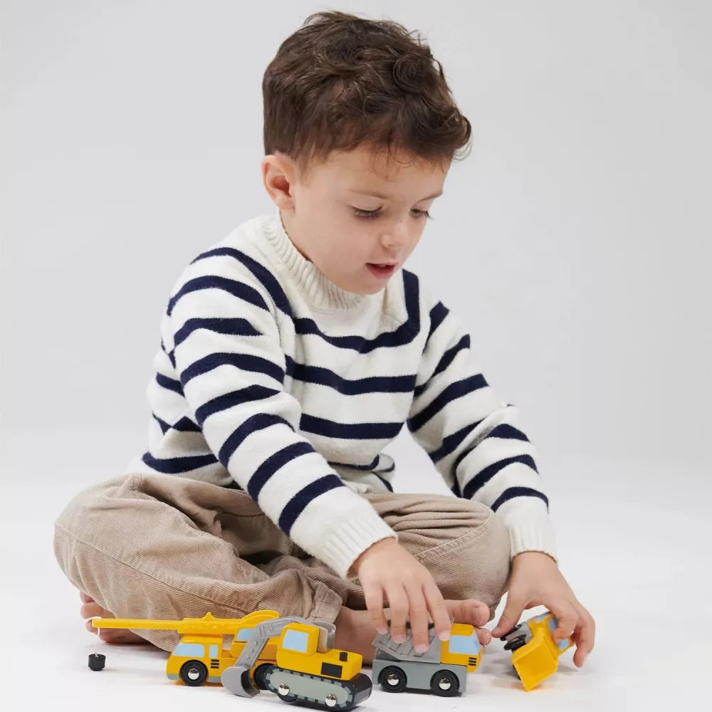 Bambino si diverte con i Veicoli da Costruzione Mentari