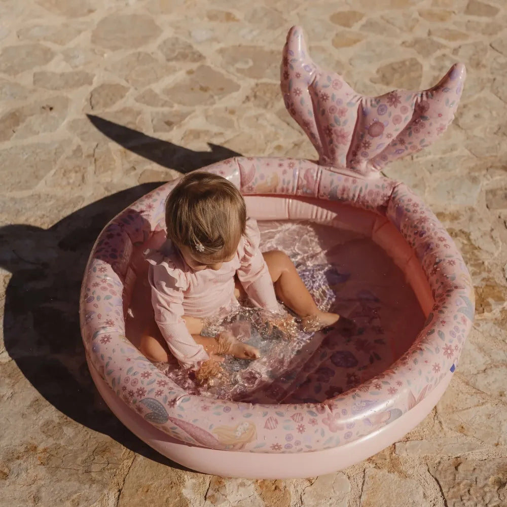 Bambina che gioca nellla Piscina Gonfiabile con Coda Little Dutch 80 cm Dreamy Mermaid