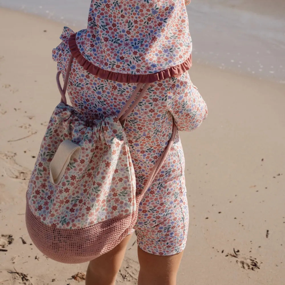 Bambina che indossa la Sacca da Spiaggia Little Dutch Dreamy Flower