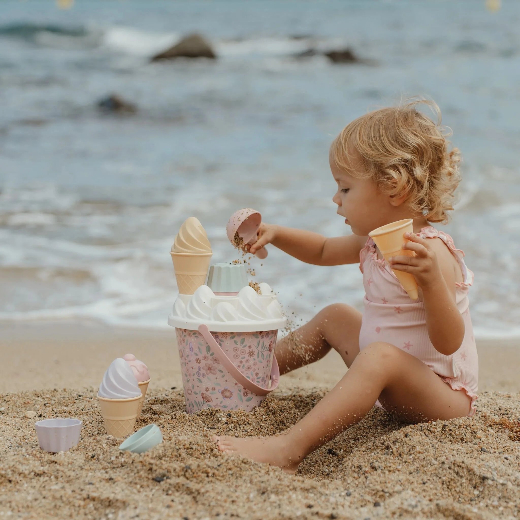 Bambina che gioca con il Set da Spiaggia Gelati Little Dutch Dreamy Mermaid