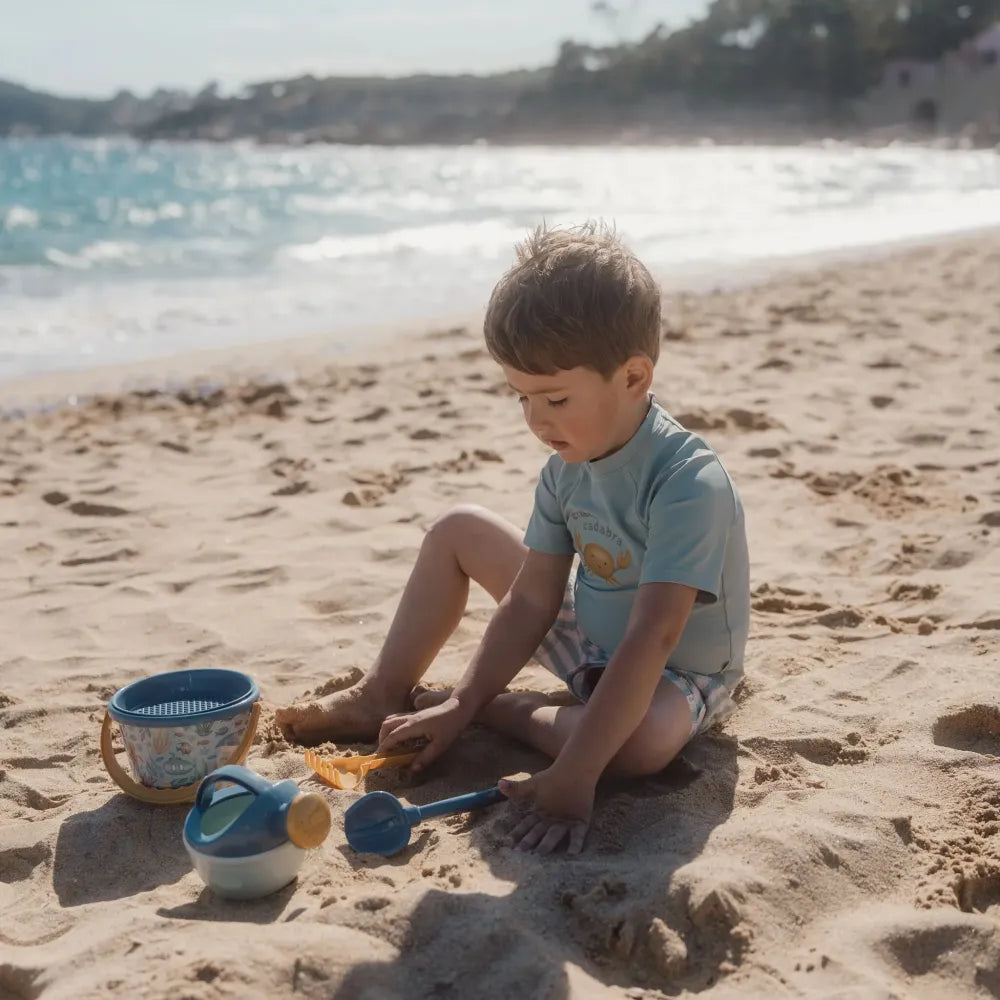 Bambino che gioca con il Set da Spiaggia Little Dutch Ocean World
