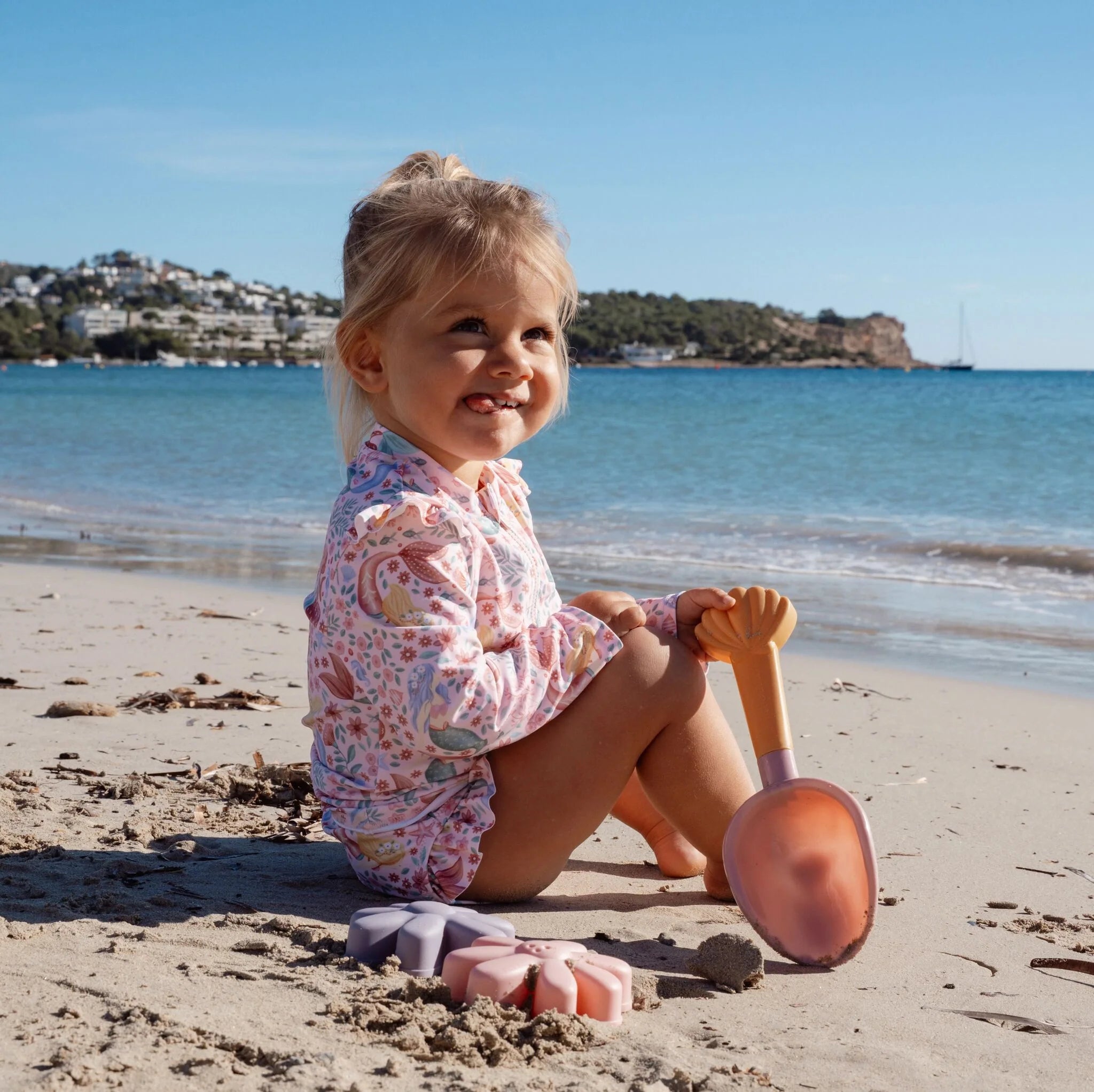 Bambina che gioca con il Set Paletta e Formine Little Dutch Dreamy Mermaid