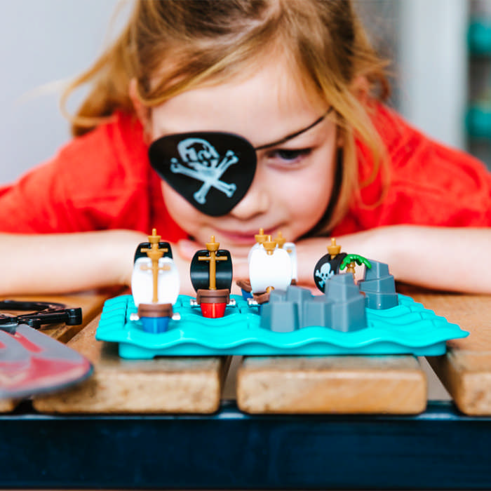 Bambina gioca con Pirates Crossfire Smart Games