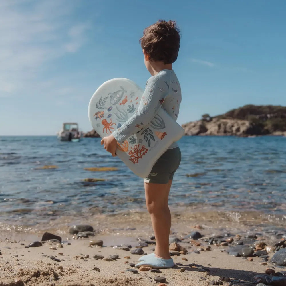 Bambino che tiene la Tavola per Nuotare Little Dutch ocean World