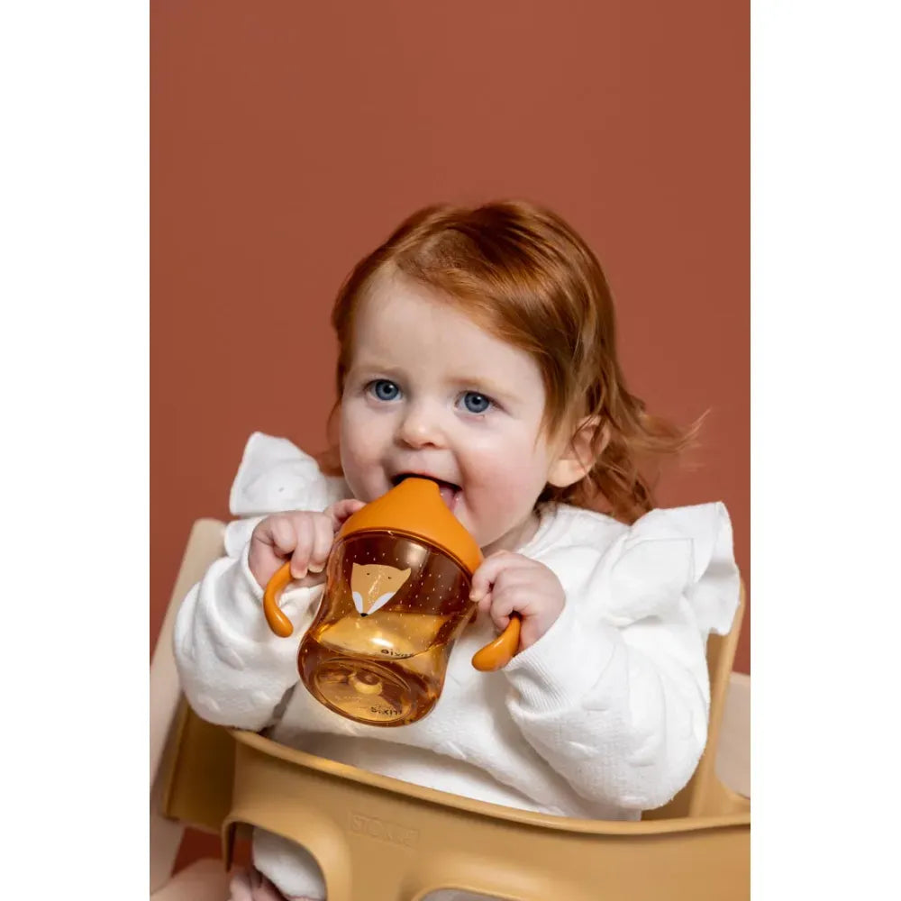 Bebè che beve dalla Tazza con Beccuccio Trixie Mr. Fox
