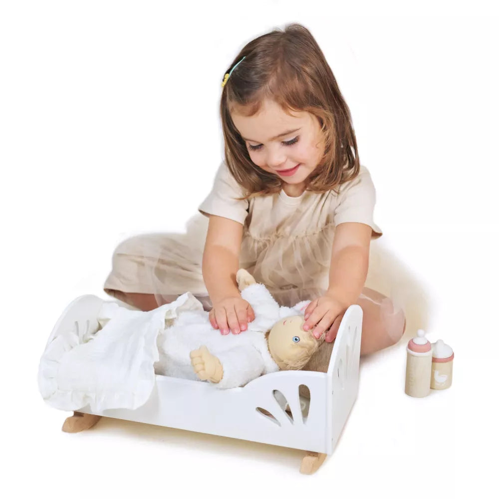 Bambina gioca con la Culla Dolce Cigno Tender Leaf