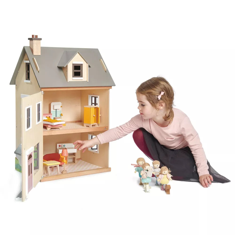 Bambina gioca con la Casa delle Bambole Foxtail Tender Leaf