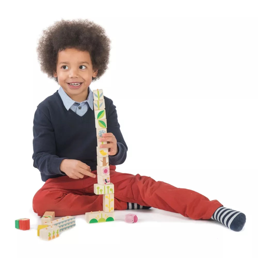 Bambino gioca con i Blocchi in Legno Giardino Tender Leaf
