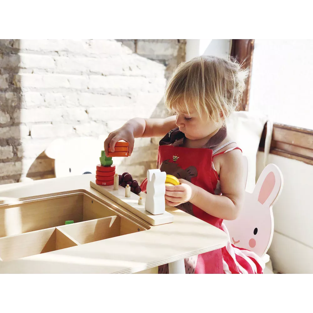 Bambina gioca con il Tavolo e Sedie Foresta Tender Leaf