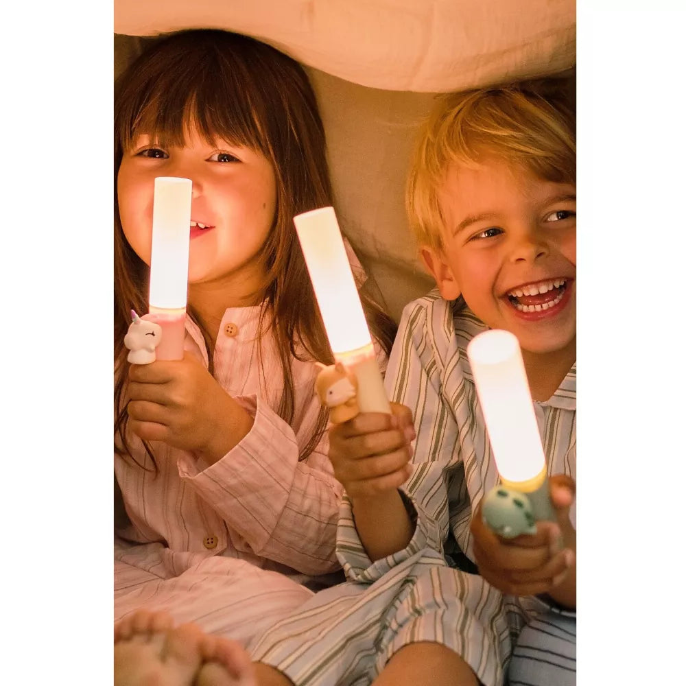 Bambini giocano con la Luce da Notte Zoo Light The Zoofamily