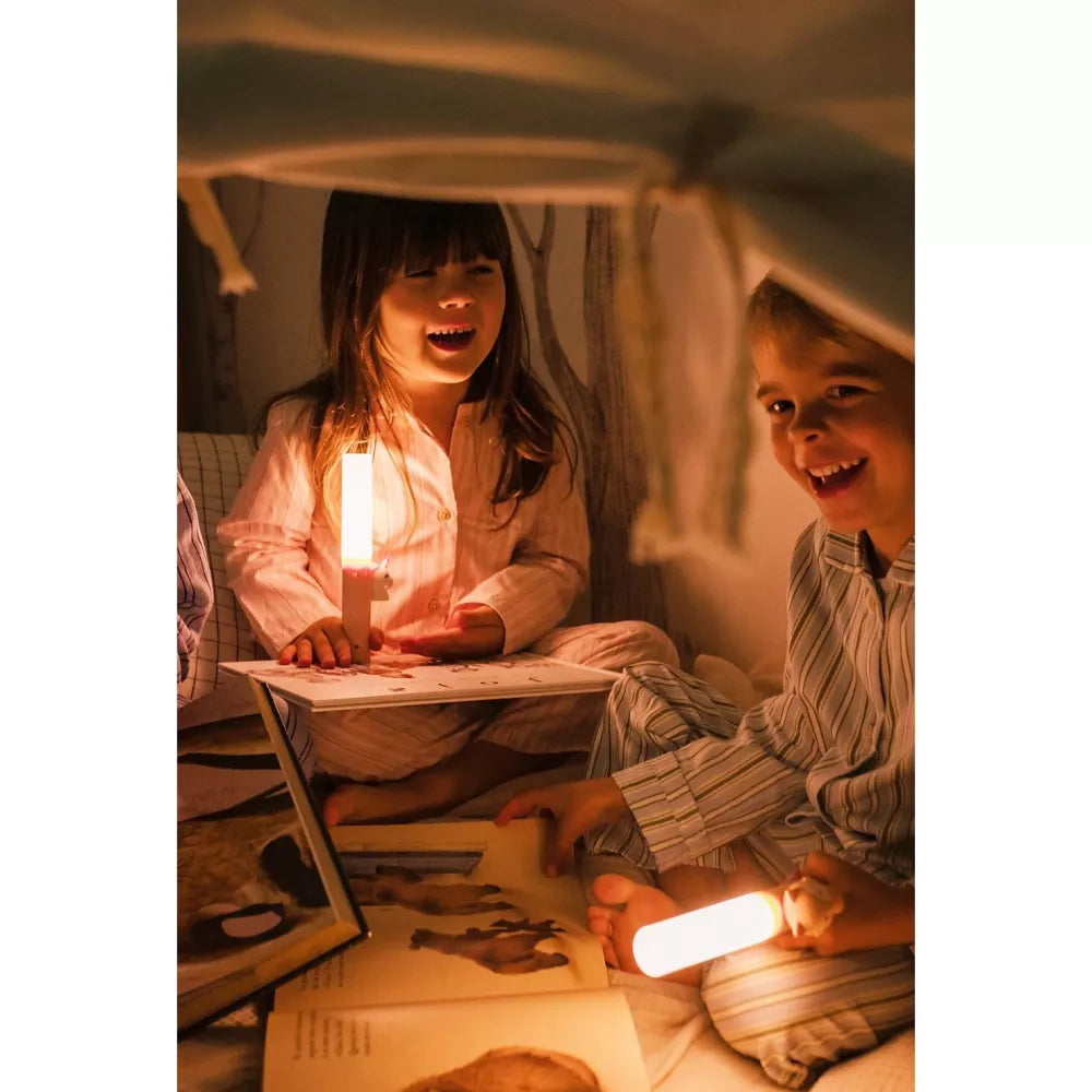 Bambini leggono con la Luce da Notte Zoo Light The Zoofamily