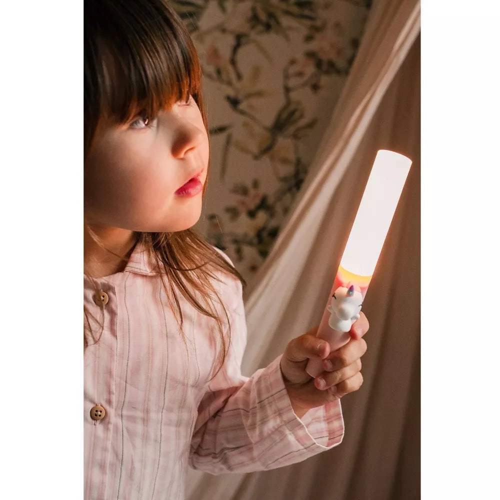 Bambina usa la Luce da Notte Zoo Light The Zoofamily Unicorno